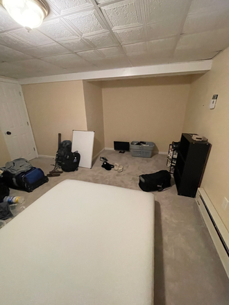Bedroom - Basement in House 2 minutes from Campus