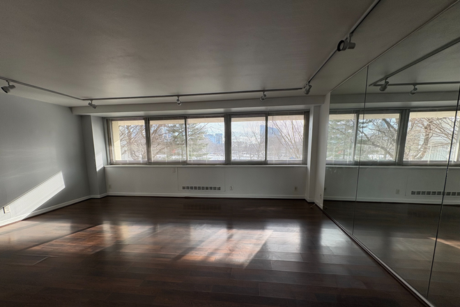 Afternoon light - The Philadelphian. Large light studio with view of art museum, 1 mile to campus. Lots of storage. Condo