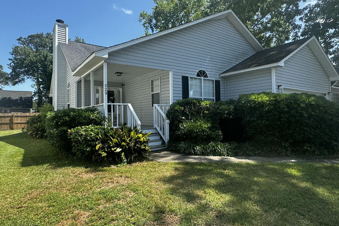 Outside Street View - 3 Bed/2 Bath Single Family West Ashley Home Available Now! Close to Avondale and Downtown!