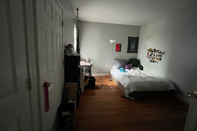 Bedroom 4 - SUMMER SUBLET Montfern Avenue apartment, on bus route, in Brighton