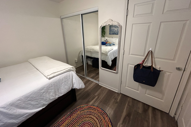 ROOM - UNIVERSITY VILLAGE Apartments