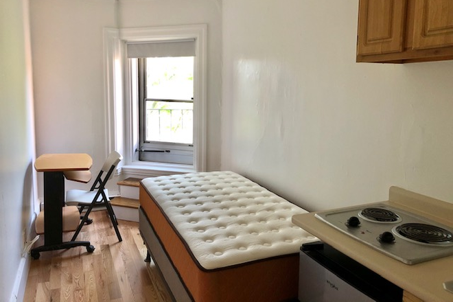 Hub Realty - Bright and sunny studio with street views, St Mary's T stop green line, free one month rent