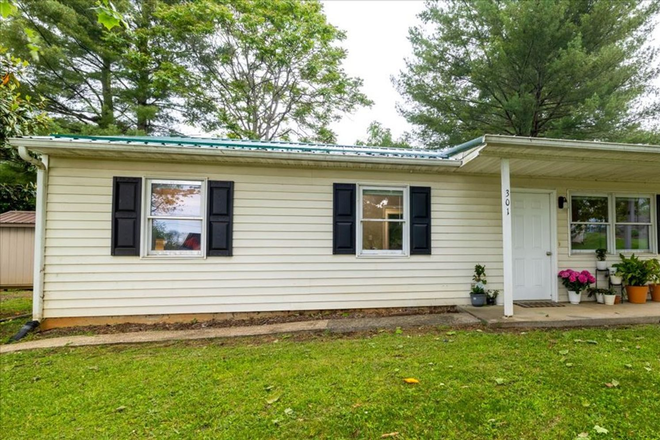  - Cozy Radford Home on Forest Ave, Radford