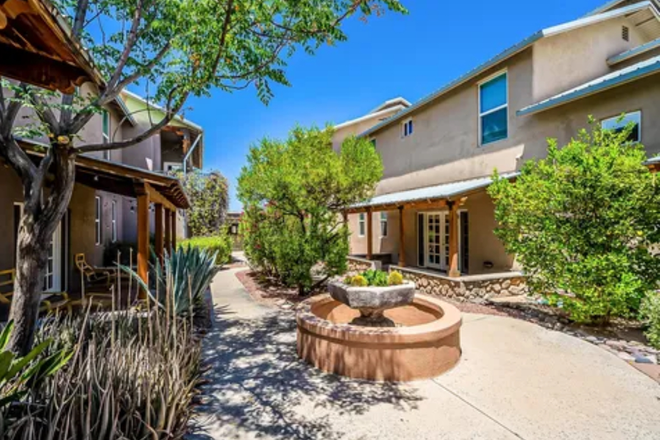 Courtyard - Need a roommate less than 1 mi from UA!