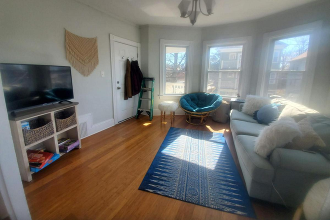 Living room - Room for Rent, All Utilities Included, East Side Apartments