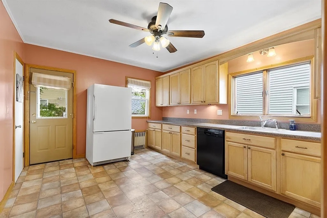 kitchen - 3 bedroom / 1 bathroom apartment