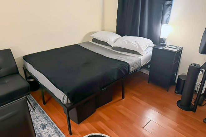 Bedroom - Large room on Gainsborough St, 2-floor apartment, Very close to campus