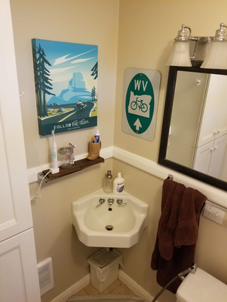 Bathroom - 2 Bedroom house, 2 miles off campus