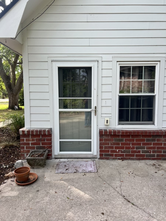 External door - Efficiency Apartment in quiet safe neighborhood