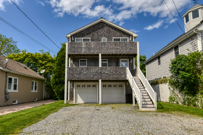 Exterior - Double Deck 3 Bedroom Home Close to Ocean