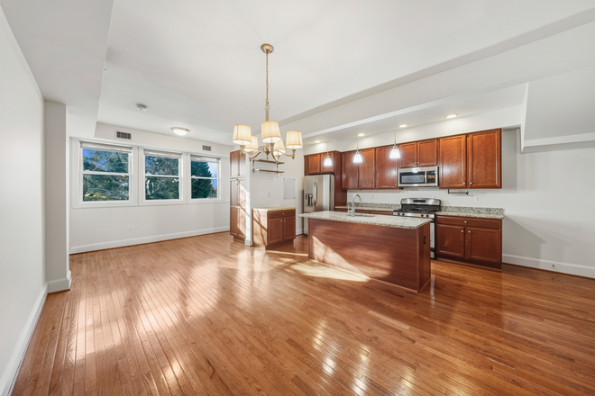 dining area - Spacious Light-Filled Just-Renovated 6 BDR Rowhouse