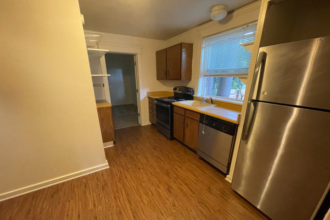 3 - August Preleasing: 907 18th St #A Duplex