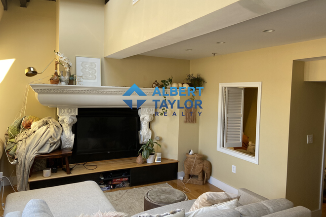 Living Area - *Front Facing 3Bed/2Bath - NO BROKER FEE* Apartments