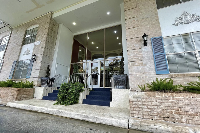 Gated entrance - 1b/1b apartment very close to campus! $1050/mo