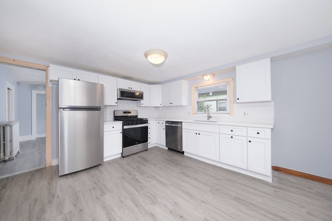 kitchen - Amazing 4 Bed / 2 Bath near Moody st available NOW! Laundry in unit!