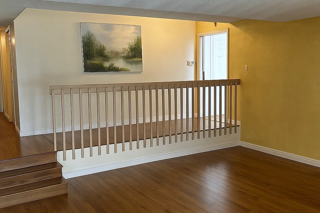 Large living room - 2 Bed/2 Bath walking distance to the University Pointe Condo