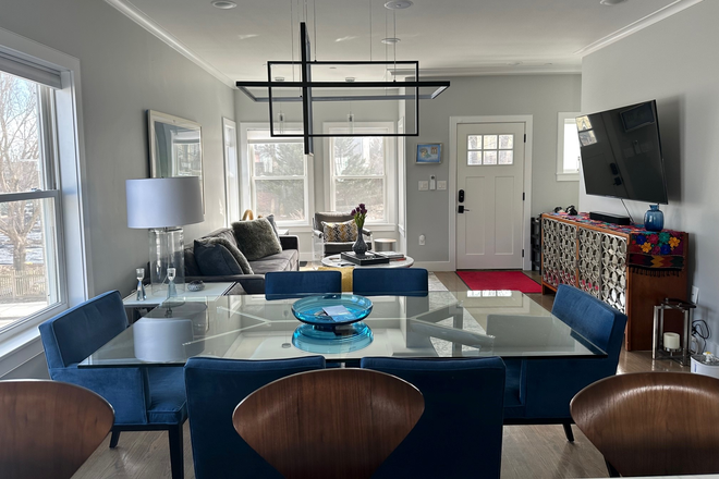 Dining room - READY TO MOVE IN - ROOMMATE WANTED IN LUXURY BEDROOM FULLY FURNISHED (all included) Townhome