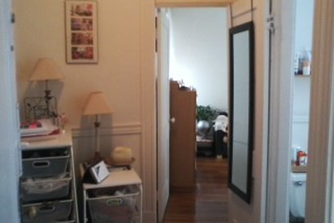 Hub Realty - Front facing renovated one bedroom split with large foyer Apartments