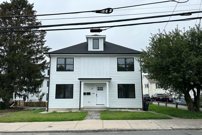 Outside View - 2026-2027 Junior Year Fall and/or Spring - 241 Foster Street Unit 2, 6 Bedrooms Duplex