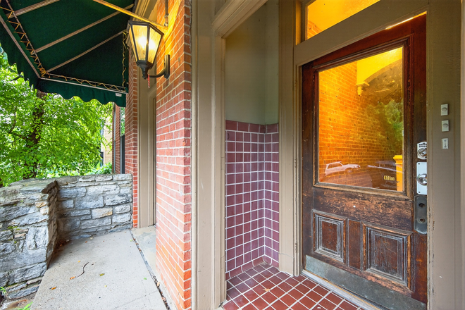 Entry - 28 -32 E. Hollister Apartments