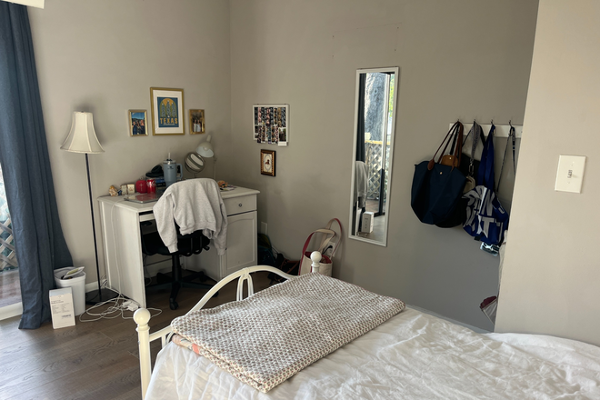 Bedroom - Double at 2632 1/2 Benvenue Ave for 650!