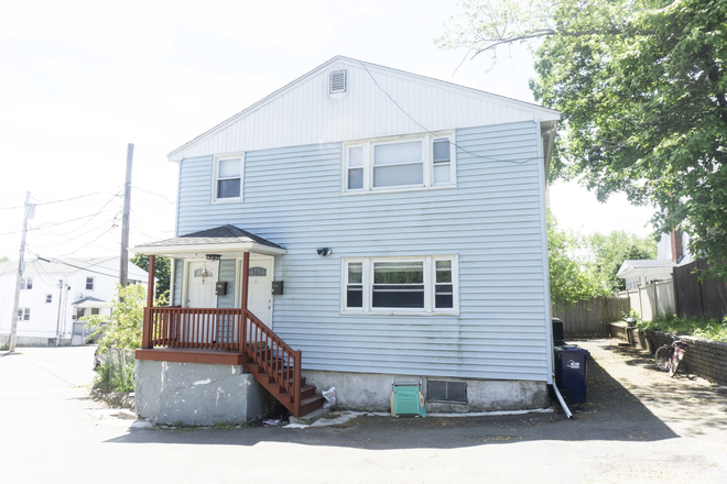 Hub Realty - Newly renovated 3 bedroom with laundry in unit, on 57 bus Apartments