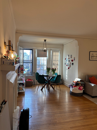 Dining nook - 3-BED/1-BATH SUMMER SUBLET at Ridge Ave/Noyes St (Lease Takeover Available)