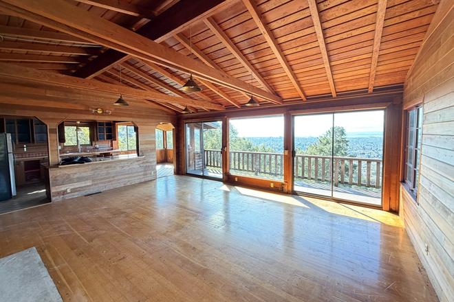 Living Room w/ Deck & Bay View - Berkeley Hills Home w/ 3 Bedrooms/1.5 Baths & Bay Views