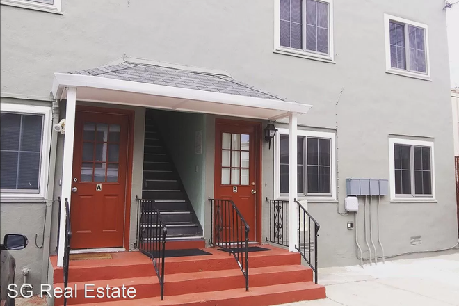 Outside of the unit. The apartment is the door present on the right, with easy access to the street. - Single Room in 2bd/1br Apartment Close to RSF