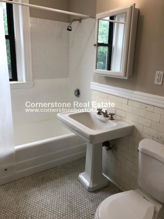 . - STUNNING STUDIO, HEATING AND HOT WATER INCLUDED, NO BROKER FEE!! Apartments
