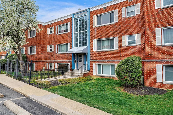 Outside Of Condominium - 2 Bed 1 Bath 948-967 sq ft Condo $1,800 Rent