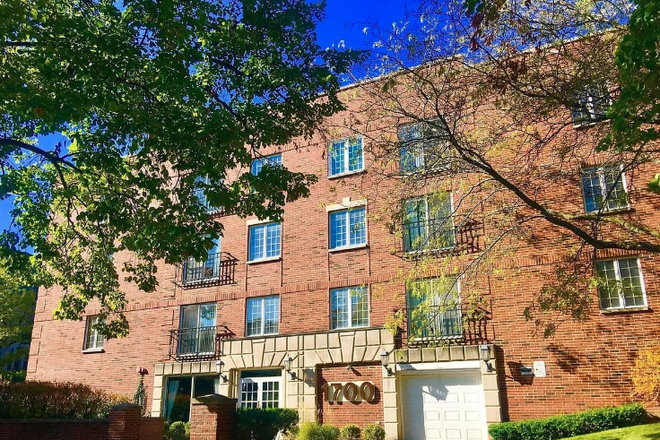 Outside street view - Fall 2026 Female Student Sublet in a 4Bed/2Bath Apartment