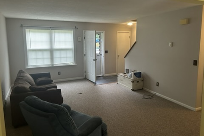 Living area, for serious inquiries dm for more pictures. - Spacious Condominium Townhouse, Close to Storrs Campus APT 142