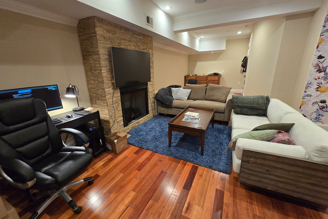 Living Room - Bedroom & Bathroom for Sublet (shared kitchen/living room, 5min from campus, utilities included)