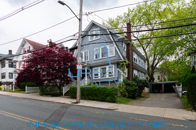 EXTERIOR - ****NOW RENTING 2026-2027**** 7 BED 3 BATH HOUSE ON FOSTER ST