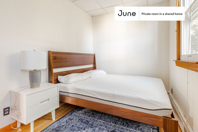  - Private bedroom in 5 bed/1 bath Home