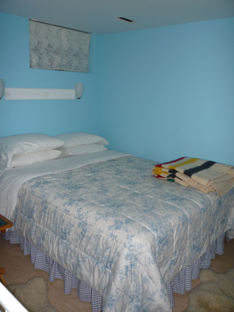 bedroom - Spacious 1 Bedroom Apartment + Den/Second Bedroom - 5 Minute Walk to Campus!