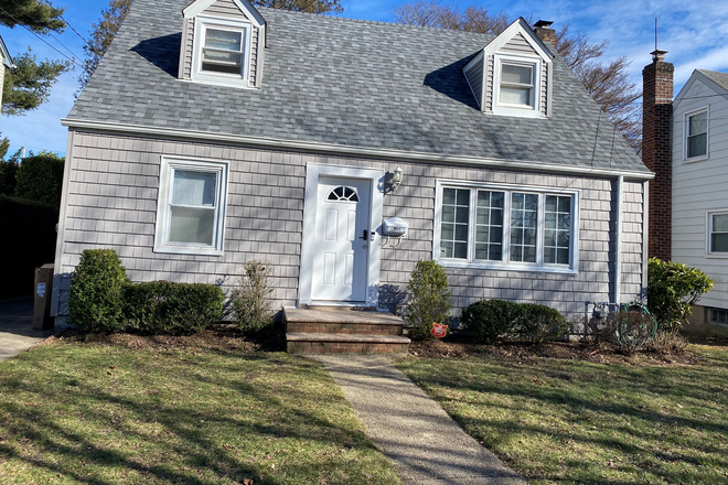 Outside 2 - 295 California Avenue- Hofstra/Adelphi Students House