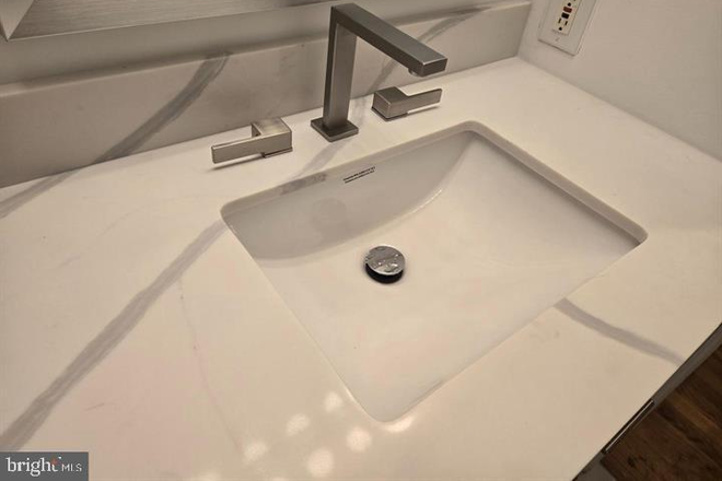 Mdern vanity in Calacatta quartz with one-piece bowl - ONE OF THE MOST SECURE BLDGS IN BMORE!
