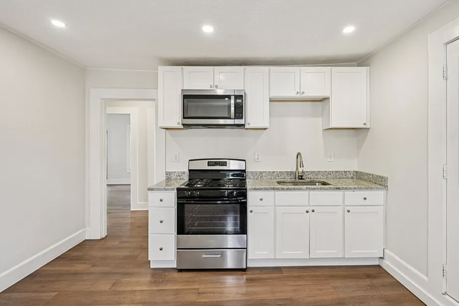Kitchen - Updated sundrenched 3BR .2miles from campus Townhome