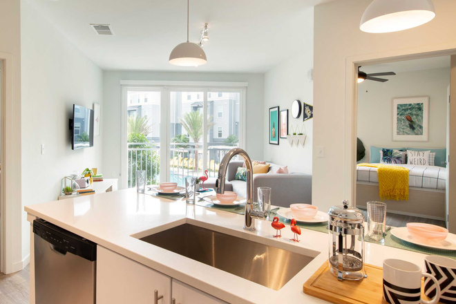 Kitchen - Hub Orlando roommates for 4x4!!