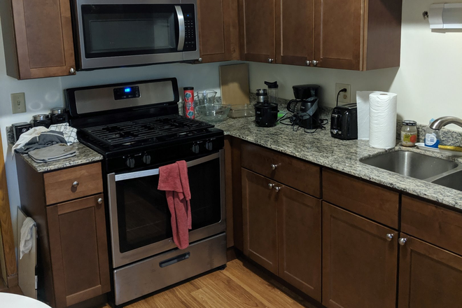 Kitchen - 2000 Dayton - 2 Bedroom plus den Very Close to Campus! Duplex