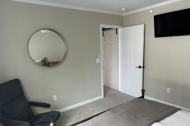 bedroom - 3 blocks from campus with driveway parking in cul de sac