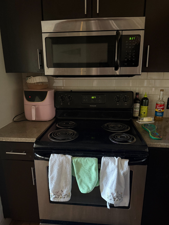 stove, oven, microwave, and Paris Hilton air fryer! - Saga Boulder - Apartment SPRING SUBLEASE