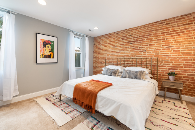 2nd Floor bedroom 2nd bedroom  fully furnished - Roommates Wanted! 2 rooms in a 3bd townhouse near JH, Fully Furnished with Garden and Deck!