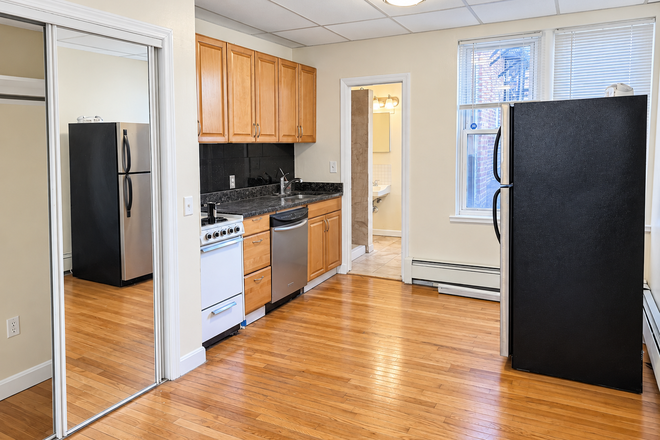 1 - Large Studio close to Campus 10-1 move in No Fee