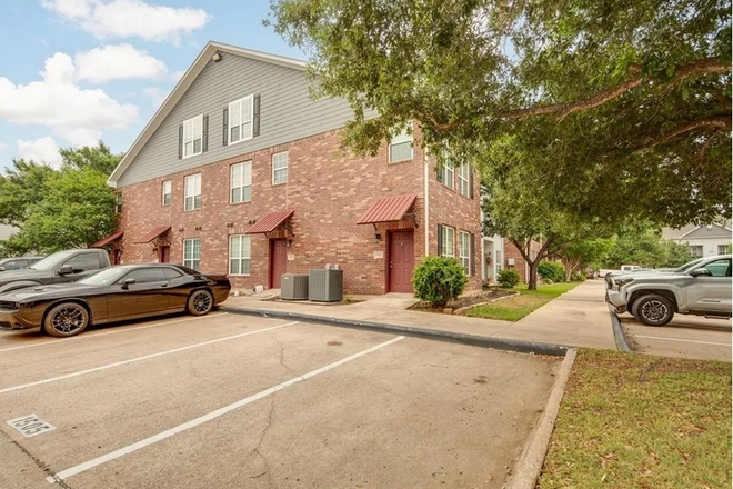 Outside - 3 Bedroom 3 Bath Apartment in Fox Run