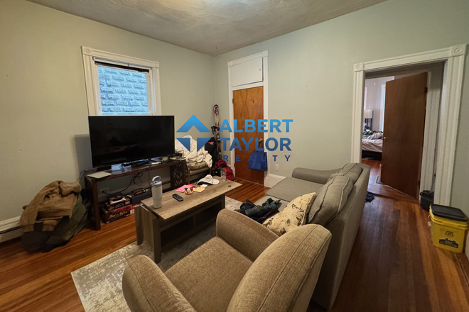 Living Room - 4 Bed 1 Bath - Cheap move in costs!!