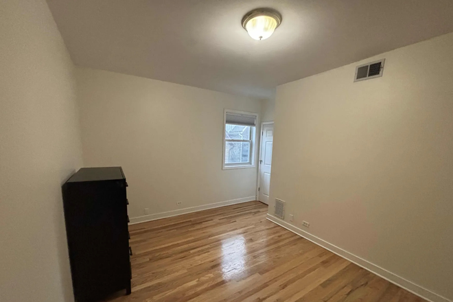 your room - bedroom + private bath in tri taylor Apartments