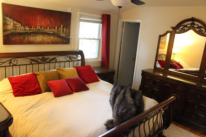 Master bedroom - Comfort Meets Convenience--3-BR, 2-BA Upper Unit House